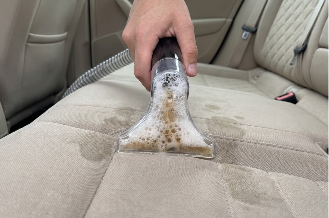 DeepClean S15 reinigt einen Autositz